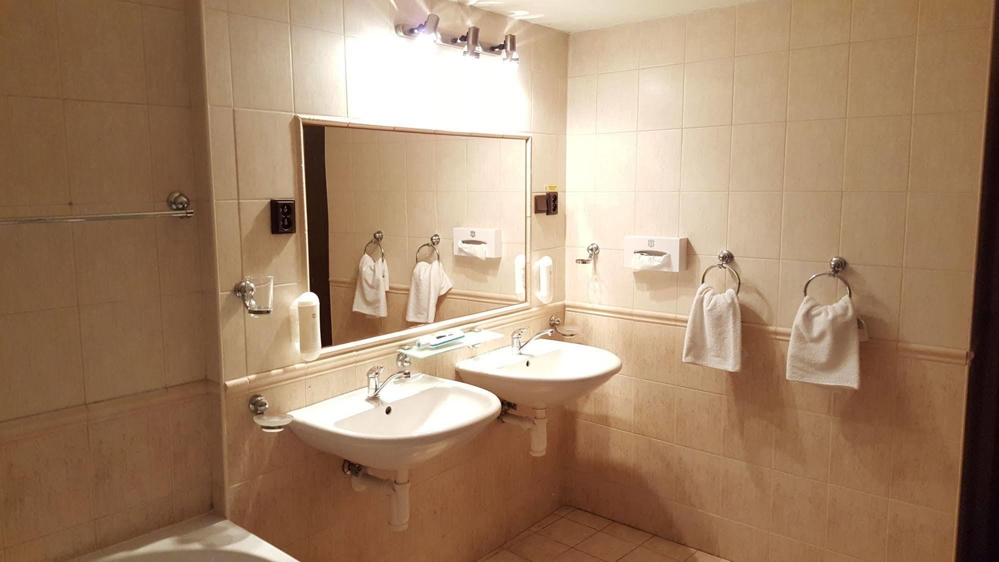 Hotel Carpatia Bratislava Bagian luar foto